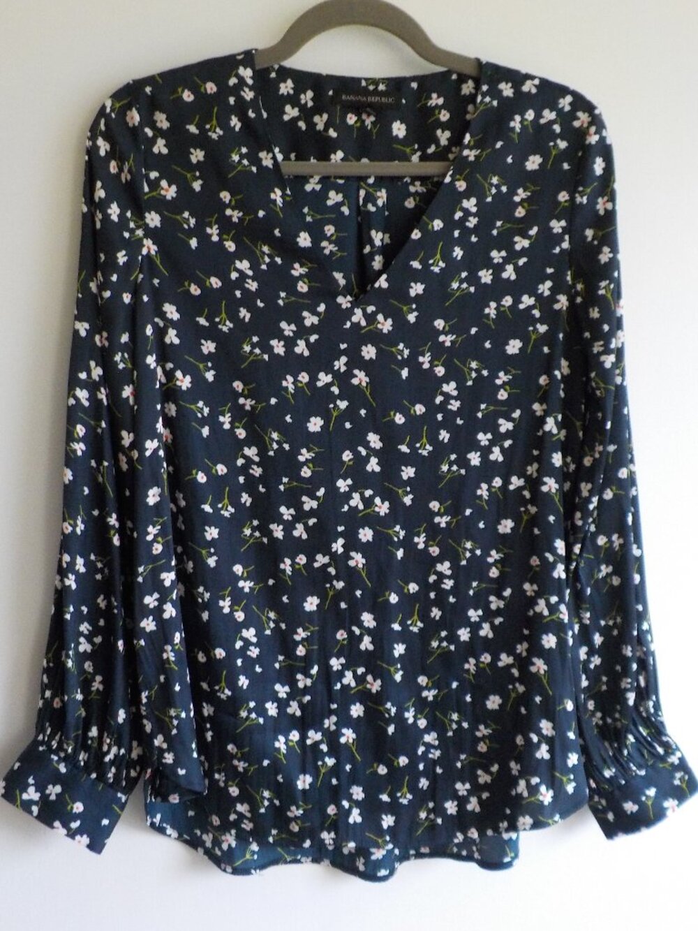 Banana Republic Blouse - Small - Blue Flowers Long Sleeve V-neck (2252)